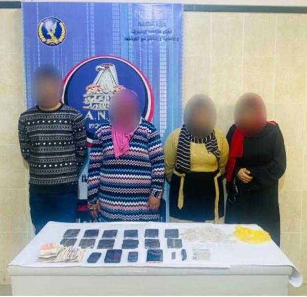 3 سيدات وعاطل يتزعمون عصابة للمخدرة في المنيا