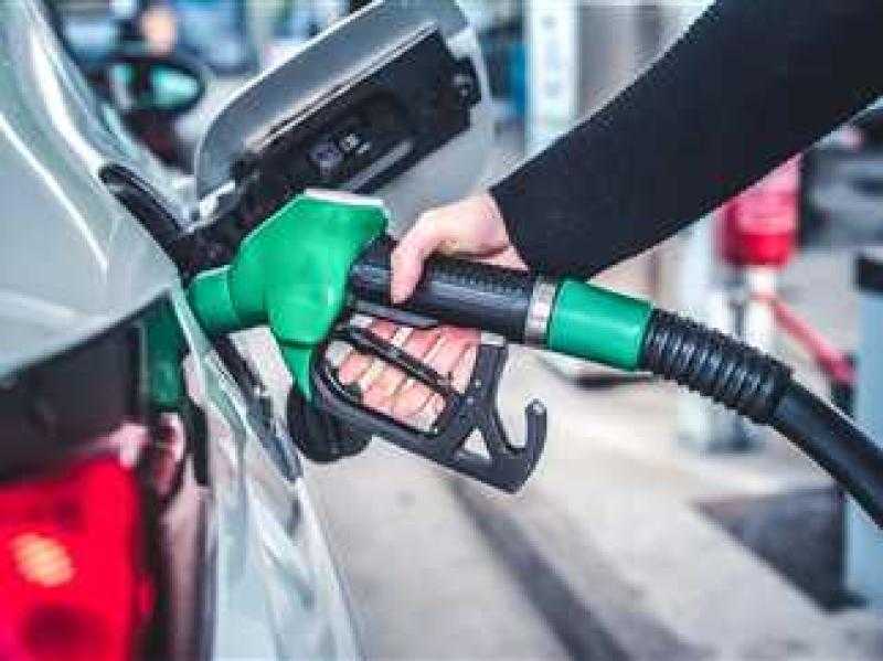 خبير يُجيب.. ما أسباب وتأثير قرار رفع أسعار البنزين؟