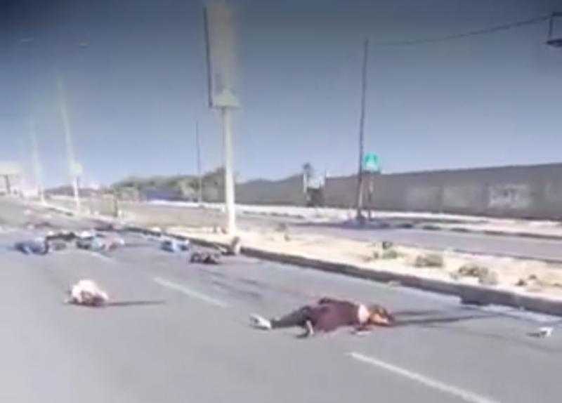 ”مشهد تقشعر له الأبدان”.. عشرات الجثث من النساء والأطفال متناثرين على الطريق في مذبحة صهيونية ”فيديو”