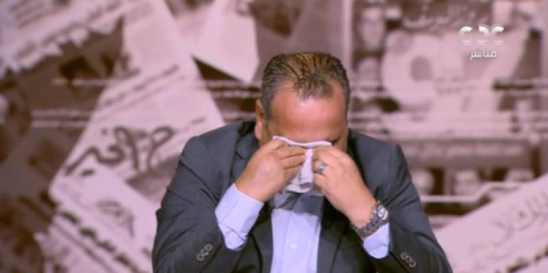 القرموطي يبكي على الهواء بعد قصف مستشفى الشفاء: «سفلة»