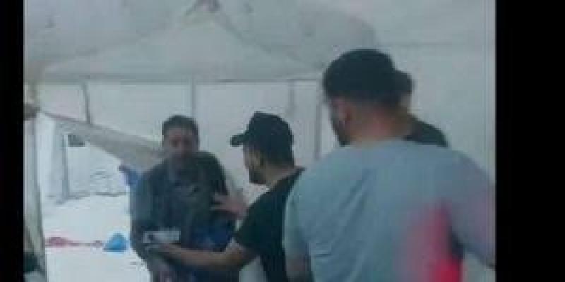 فيديو يُدمي القلوب.. شاهد.. أب فلسطيني يحمل نصف جثة ابنه الطفل داخل مستشفى في غزة