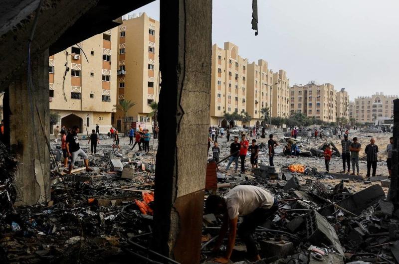 شهداء ومصابون جراء استهداف الاحتلال موقع للنازحين أمام مستشفى النصر بغزة