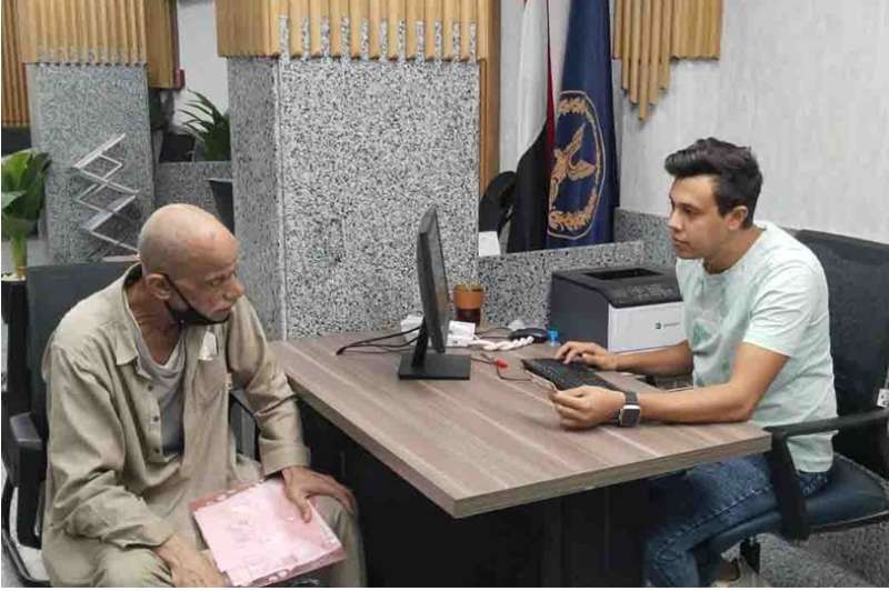 جانب من تقديم خدمات الأحوال المدنية للمواطنين 