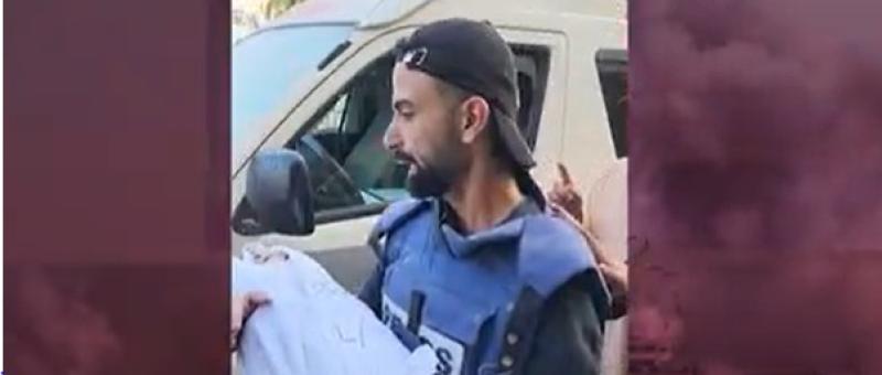 مجزرة المغازي.. مصور فلسطيني يودع 7 من أبنائه وأشقائه
