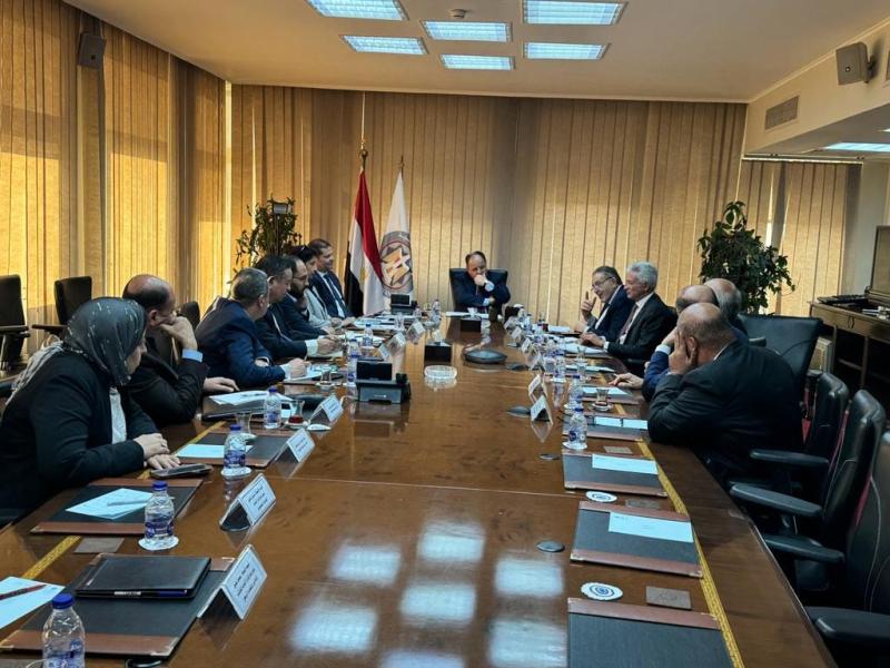 وزير المالية خلال اللقاء