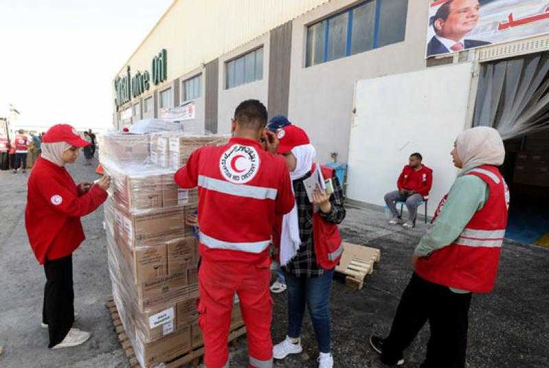 الهلال الأحمر: الشباب المصري عمل أكثر من 80 ألف ساعة لتفريغ المساعدات لغزة.. «فيديو»