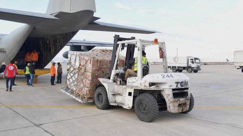 طائرات مساعدات من 4 دول عربية وأجنبية تصل إلى مطار العريش