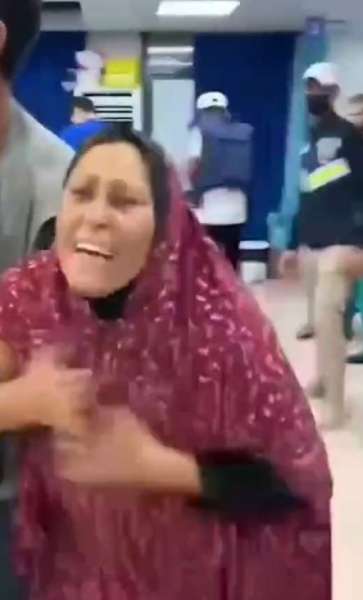 سيدة تبحث عن أولادها بعد قصف دير البلح