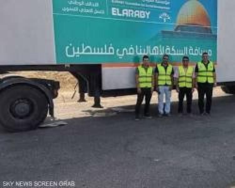 عودة الشاحنات المصرية بعد تفريغ المساعدات في الجانب الفلسطيني