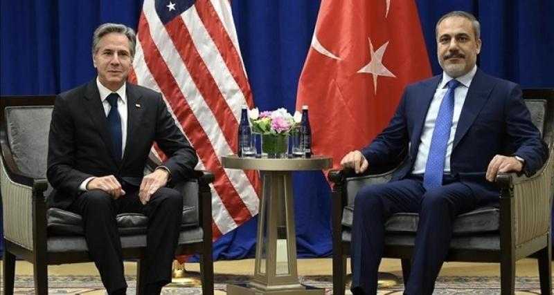 شاهد.. وزير الخارجية التركي يحرج «بلينكن» ويرفض احتضانه بسبب دعم إسرائيل
