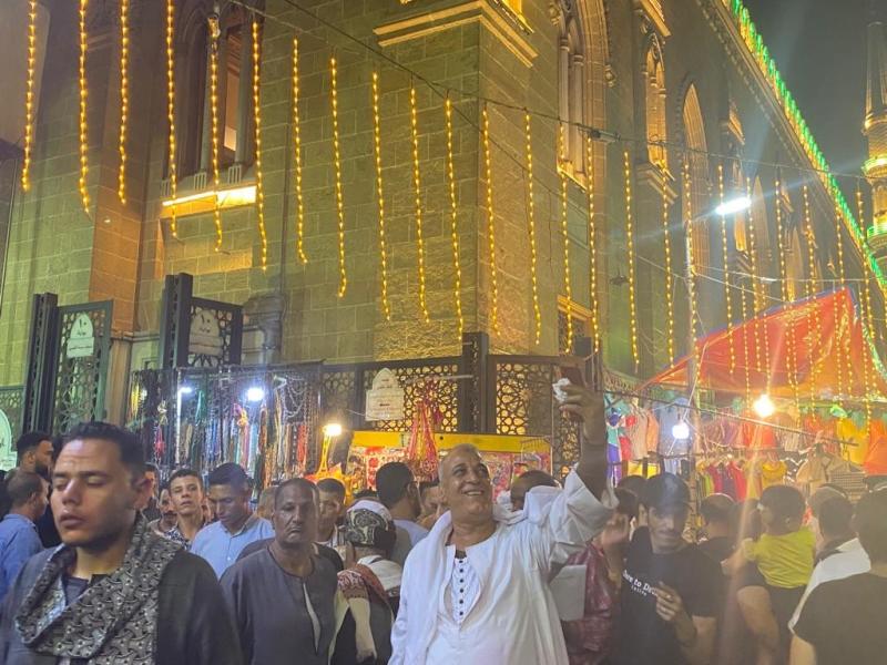 مولد الحسين بالقاهرة.. توافد الآلاف استعدادًا لليلة الكبيرة غدا
