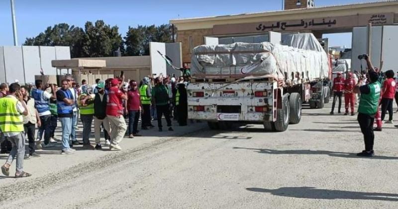 الصليب الأحمر: استهداف قافلة مساعدات في غزة وإصابة سائق