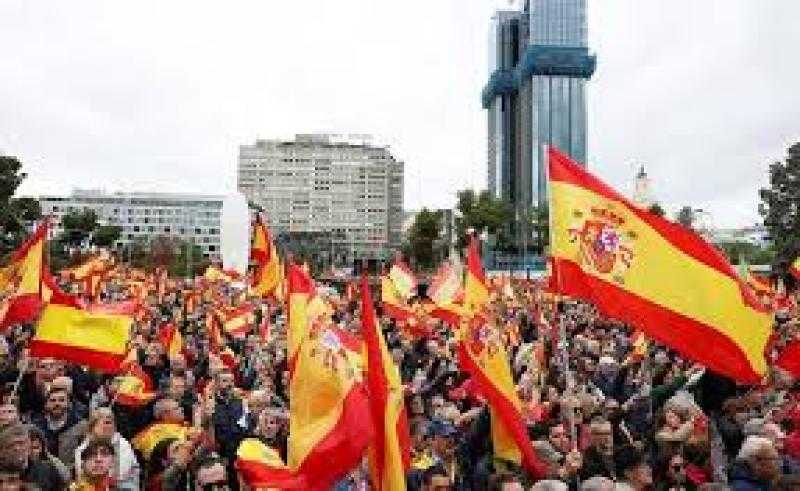الآلاف يتظاهرون في مدريد ضد عفو مقترح عن الانفصاليين الكتالونيين