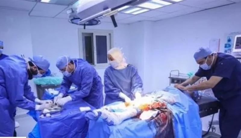 جراحون مصريون يسابقون الزمن لإنقاذ حياة أطفال غزة