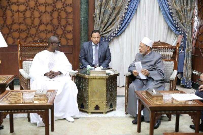 «الطيب» يؤكد استعداد الأزهر لإنشاء مركز لتعليم اللغة العربية في السنغال