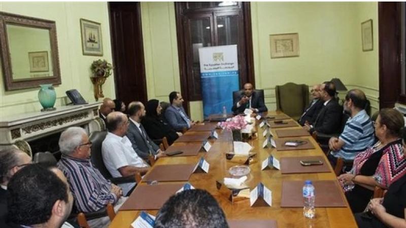 رئيس البورصة يبحث مع سماسرة الإسكندرية فرص جذب مستثمرين جدد