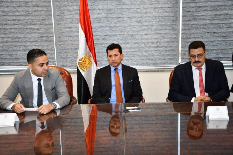 وزير الرياضة ومسؤول شركة ادفانسيد