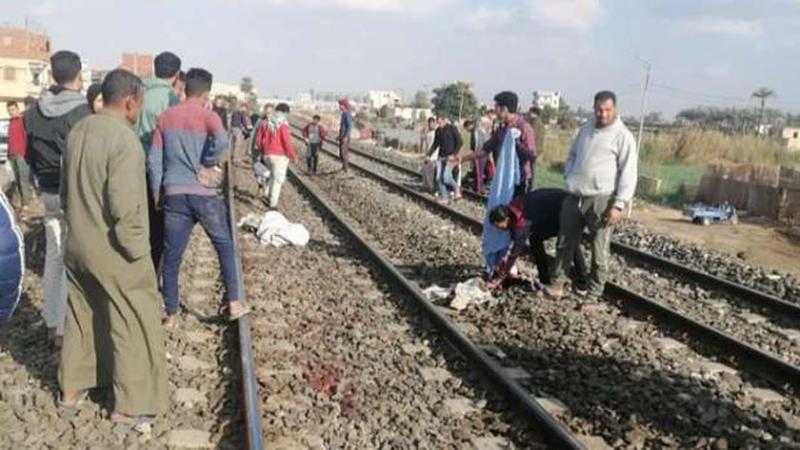 دماء على القضبان.. قطار يدهس فتاة في سوهاج ويحول جثتها لأشلاء
