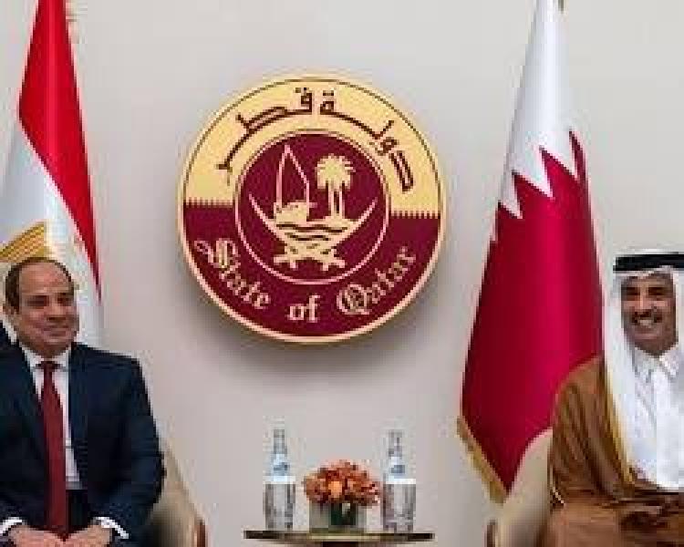 لحظة وصول أمير قطر إلى القاهرة لحل الأزمة في غزة