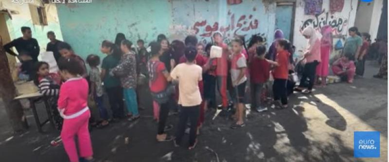 شاهد.. طوابير من الأطفال الفلسطينيين تبحث عن لقمة عيش في غزة