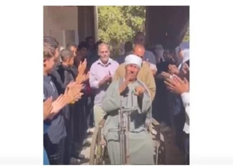 شاهد.. عامل من أسيوط يحظى بتكريم مؤثر بعد خروجه على المعاش