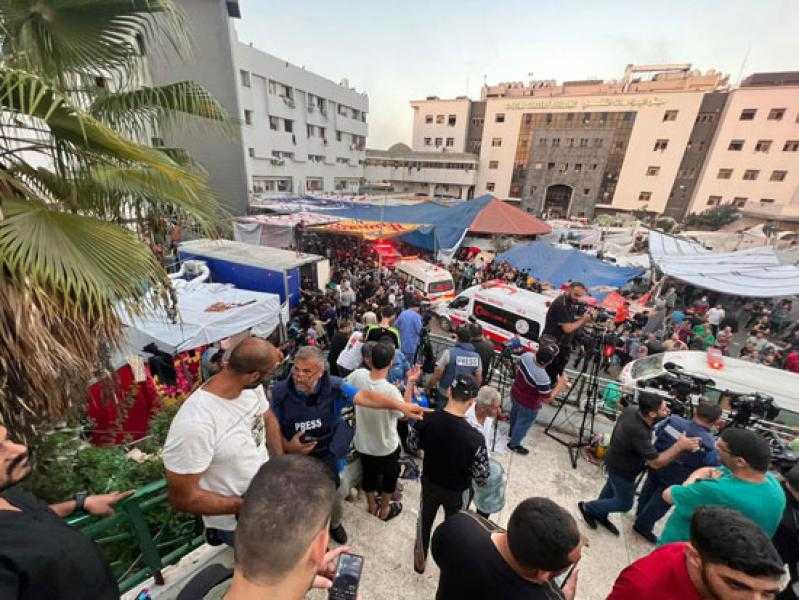 طواقم طبية تدعو بالنجاة من قصف مستشفى الشفاء بغزة