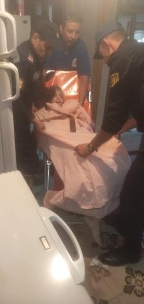 في لفتة إنسانية .. الحماية المدنية بالقاهرة تستجيب لسيدة مريضة وتنقلها للمستشفى