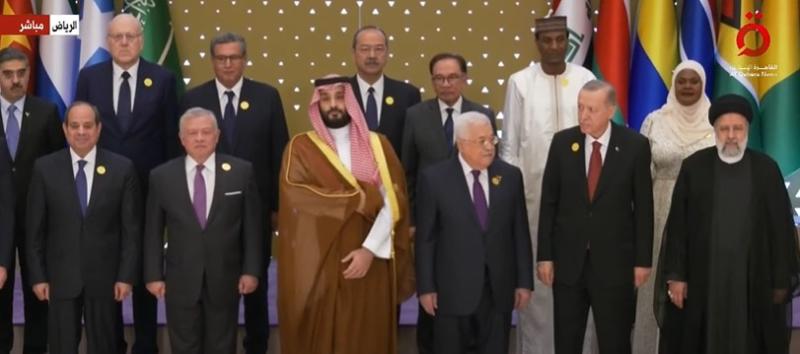 السيسي يتوسط صورة تذكارية مع المشاركين بالقمة العربية الإسلامية بشأن غزة