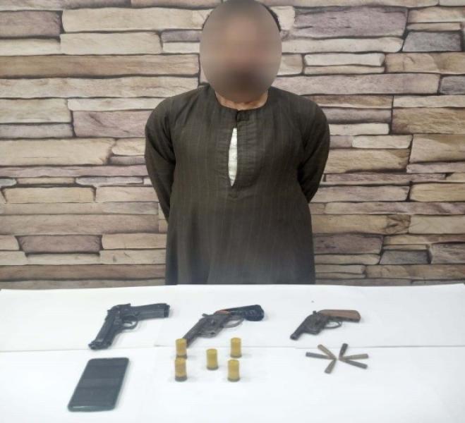 سقوط عامل يتاجر في الأسلحة النارية بالقاهرة