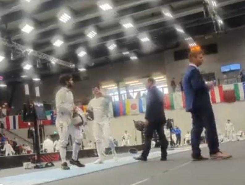 «بعد اكتساحه بكأس العالم للسلاح».. محمود محسن يرفض مصافحة لاعب الكيان الصهيوني