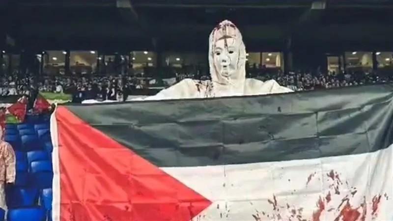 ملابس ملطخة باللون الأحمر وأعلام فلسطين.. تضامن مؤثر من جماهير سوسيداد مع غزة