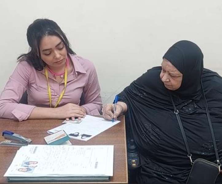 صورة لمواطنة  بإدارة الجوازات والهجرة 