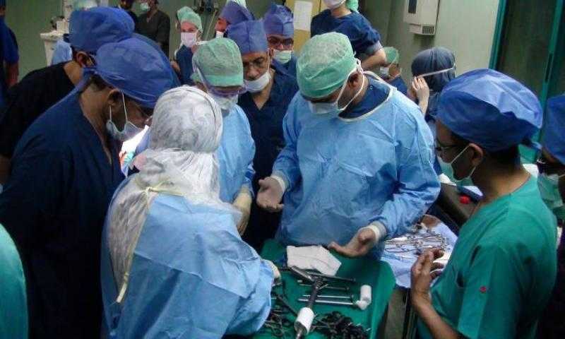 نسوا فوطتين في بطن مريضة.. النيابة الإدارية تحيل طبيبين وفني تمريض إلى المحاكمة