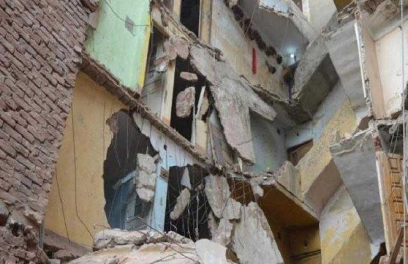 انهيار جزئي لعقار مكون من 3 طوابق في ألماظة.. دون إصابات