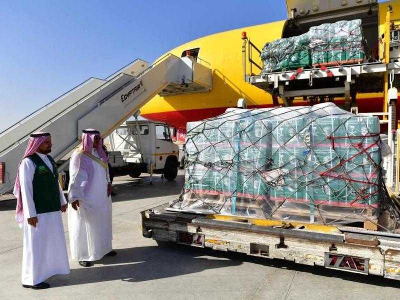 وصول طائرة مساعدات سعودية لمطار العريش تمهيدا لنقلها إلى قطاع غزة