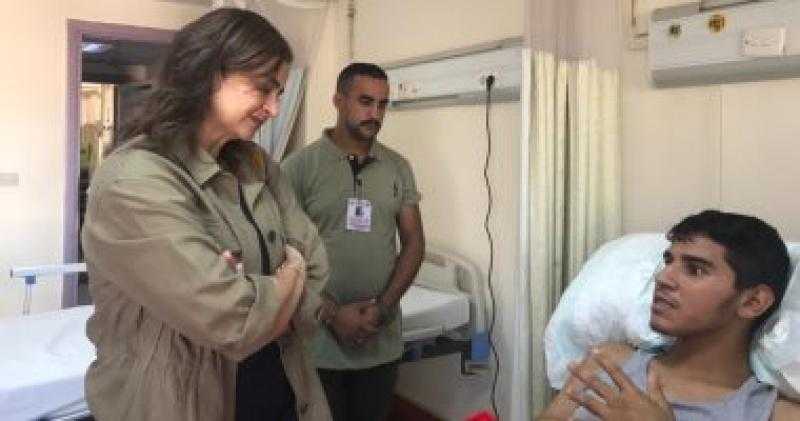 وفد الشركة المتحدة للخدمات الإعلامية يزور المصابين الفلسطينيين بمستشفى العريش