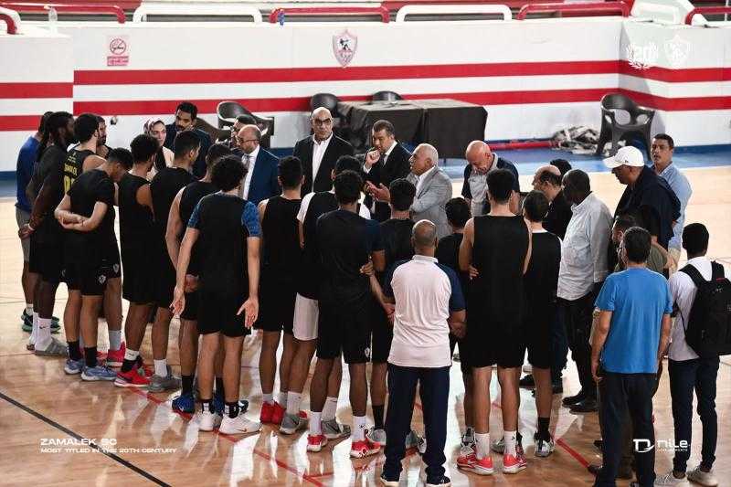 حسين لبيب يؤازر فريق الزمالك قبل مواجهة الأهلي بدوري المرتبط لليد