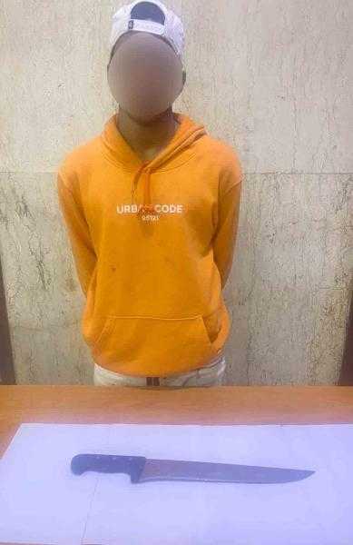 القبض على طالب بعد تداول فيديو له يحمل سنجة أمام مدرسة بالقاهرة