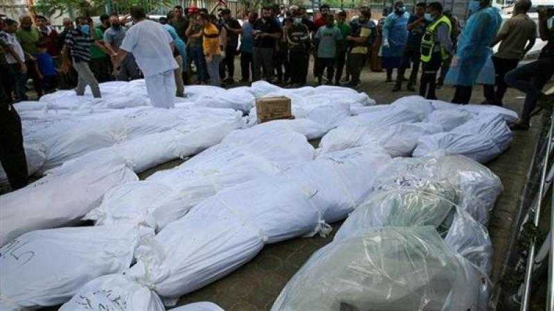 شاهد.. مقبرة جماعية بساحة مستشفى الشفاء في غزة لضحايا القصف الإسرائيلي