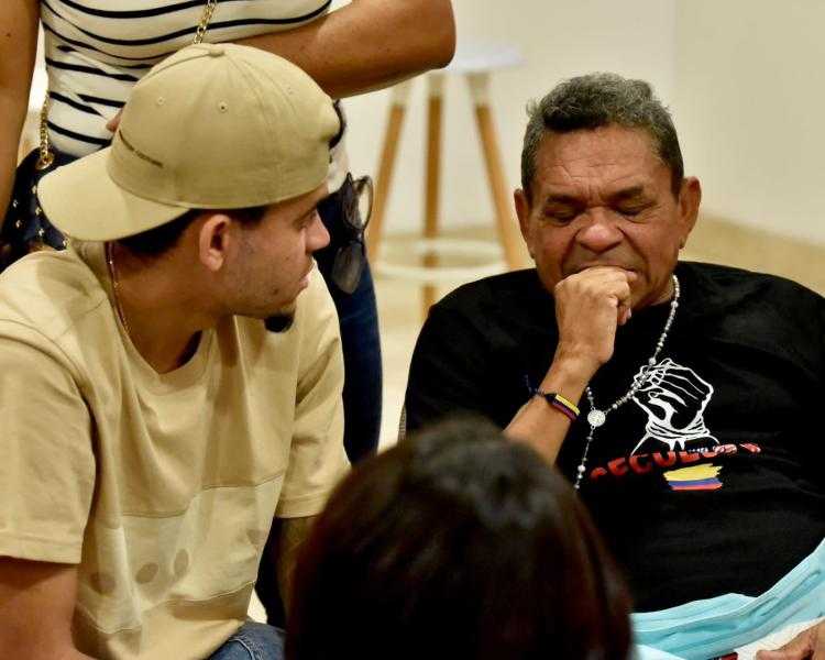 لأول مرة منذ اختطافه.. لويس دياز يلتقي بوالده باكياً