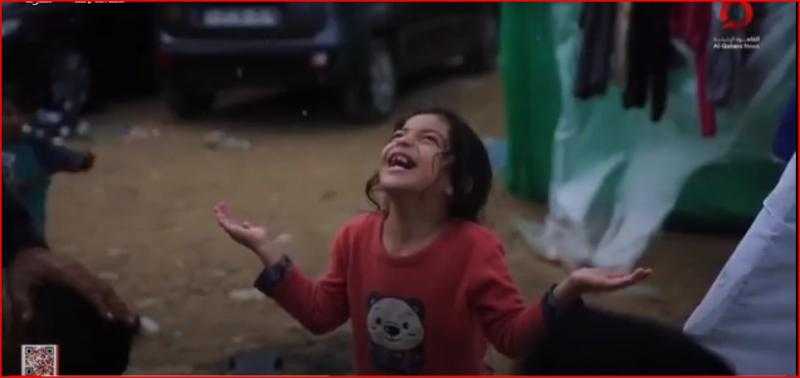 طفل فلسطيني يبتسم للحياة رغم الموت والدمار