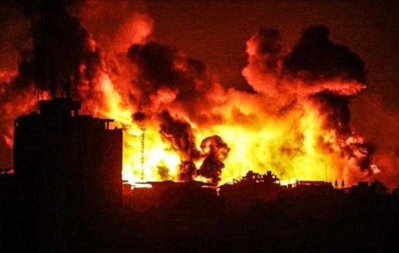 غارات مكثفة وأحزمة نارية واستهدافات شديدة العنف لعدة مناطق في غزة