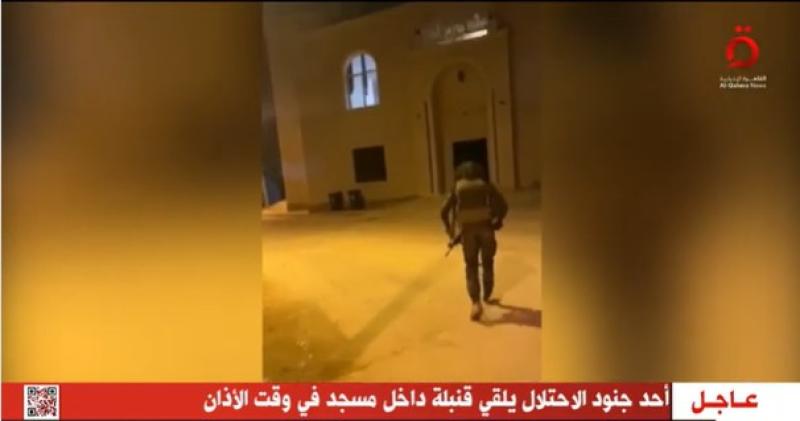 شاهد.. جندي إسرائيلي يقتحم مسجدا في رام الله ويفجر قنبلة أثناء رفع الأذان