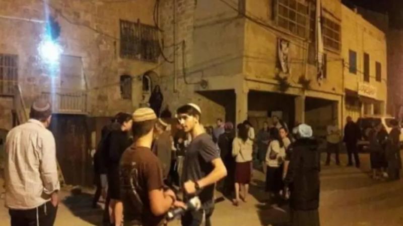 مستوطنون يهاجمون مسجدًا فلسطينيًا تحت حماية الاحتلال