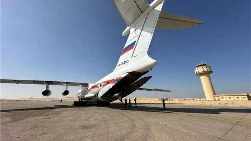 وصول طائرة مساعدات روسية إلى مطار العريش تمهيدًا لنقلها إلى غزة