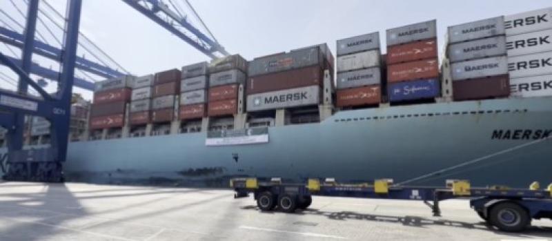 شاهد .. السفينة الأولى من الجسر البحري السعودي لإيصال المساعدات لقطاع غزة