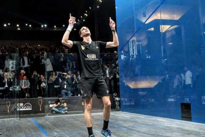 علي فرج يفوز على البيروفي إلياس ويتوج بلقب بطولة سنغافورة للاسكواش