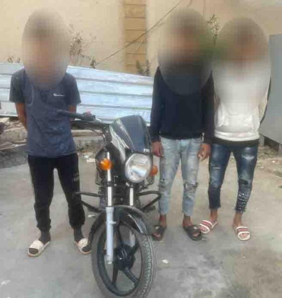 سقوط 3 متهمين استدرجوا عامل توصيل طلبات وسرقوا دراجته النارية