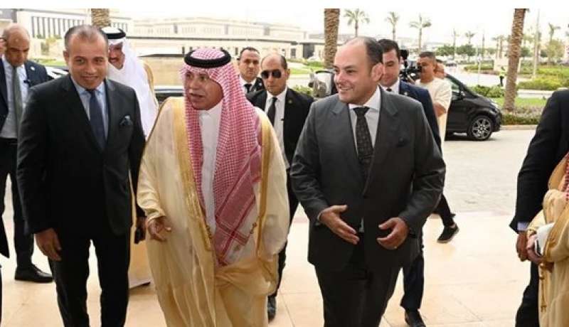وزير الصناعة خلال اللقاء