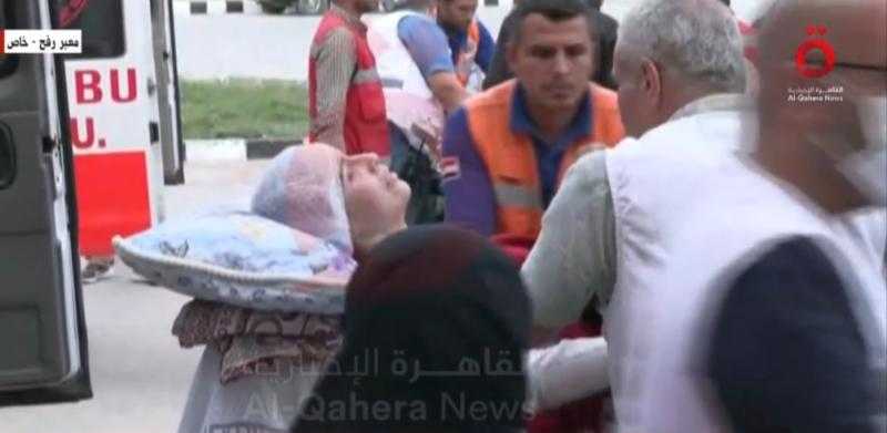 مشاهد من وصول بعض المصابين الفلسطينيين وحاملي الجنسية المزدوجة إلى معبر رفح.. فيديو